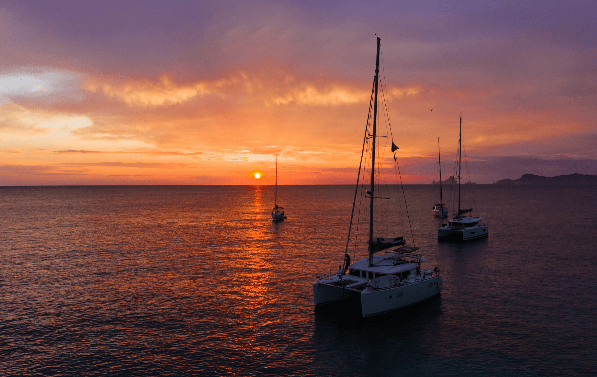 atardecer en el mar con embarcaciones